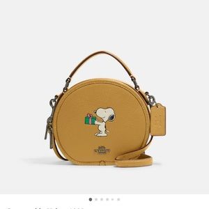 NWT Coach X Peanuts
Canteen Crossbody With Snoopy Present
Motif